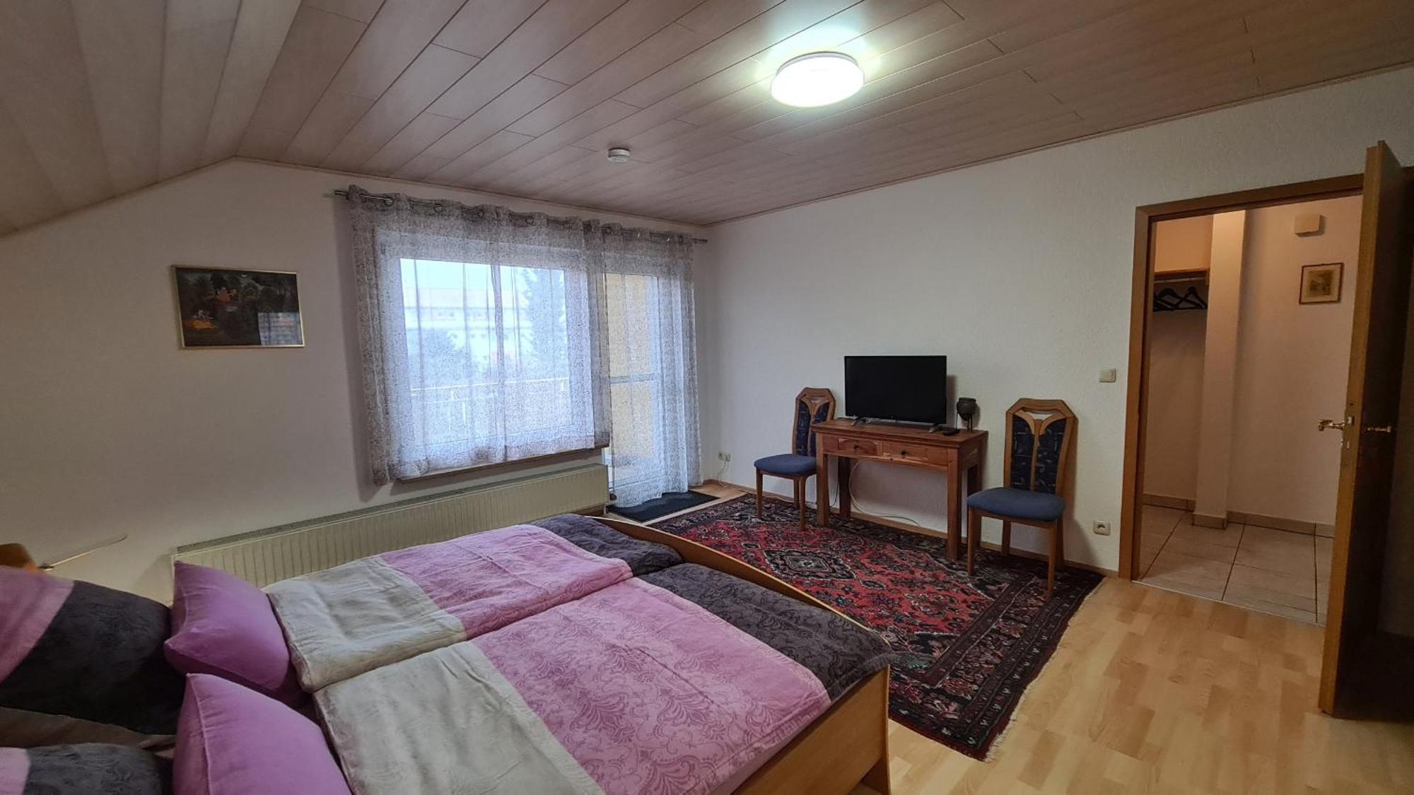 Gemuetliche 120 Qm Ferienwohnung Mit Balkon Adelsdorf Exterior foto